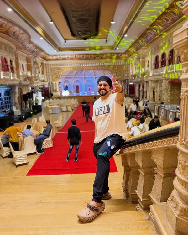 This 60th birthday celebration was held in a stunning, palace-like venue. No matter the scale of the event, I bring the energy.