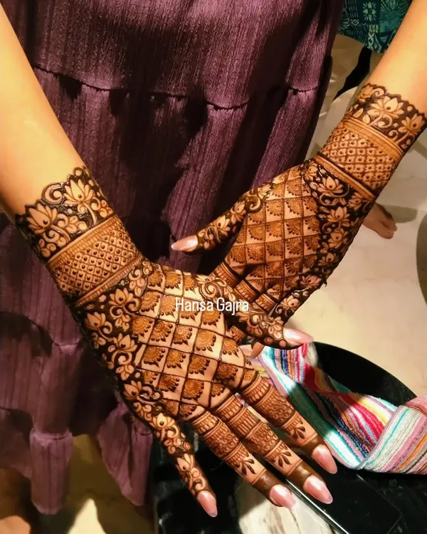 The front view of a popular design for the bride squad. The intricate diamond grid pattern is clean and balanced, offering a look that feels luxurious and modern for the hands that will be holding the bride up all day.