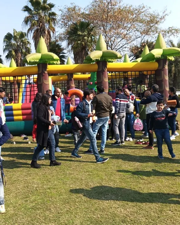 I provide large, vibrant, and safe inflatable play areas like this jungle-themed bouncy castle, perfect for keeping dozens of kids and adults entertained at outdoor family days, corporate events, or large birthday parties.