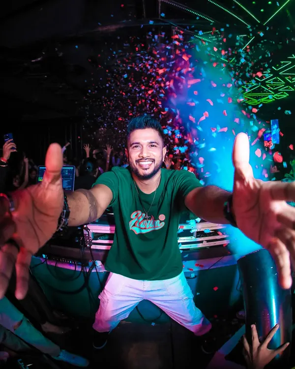 This is the energy I bring to every single party. I’m here to create a massive vibe and make sure everyone feels the music. This is what an unforgettable night looks like.