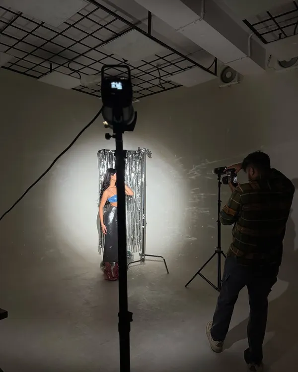 Here's a look at a studio setup. We're using a single hard light and a silver backdrop to create a high-energy, glam-rock feel.