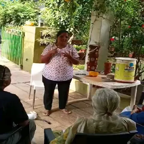Here is one of our trainers explaining the core principles of aerobic composting during an interactive outdoor session. We make sure everyone understands the 'why' before we get to the 'how'.