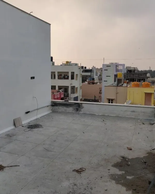A bare concrete terrace, shown here before my intervention. This blank canvas is the starting point for a complete transformation into a functional and beautiful outdoor living space.