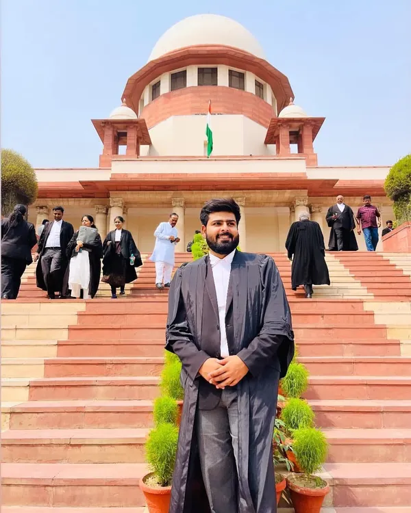 Supreme Court of India ke saamne khade hokar, mujhe hamesha apne kaam ki zimmedari ka ehsaas hota hai. Mera maksad kanoon ko aam aadmi tak pahuchana aur unke hak ke liye ladna hai.