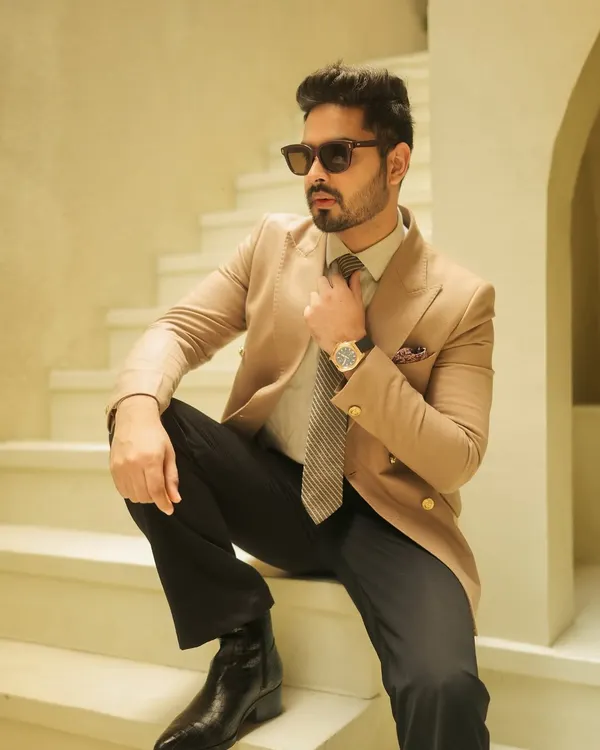 A well-tailored suit gives you the confidence to command any room. Here, our classic camel double-breasted blazer is styled for a modern, sharp look, proving that timeless style is always in fashion.