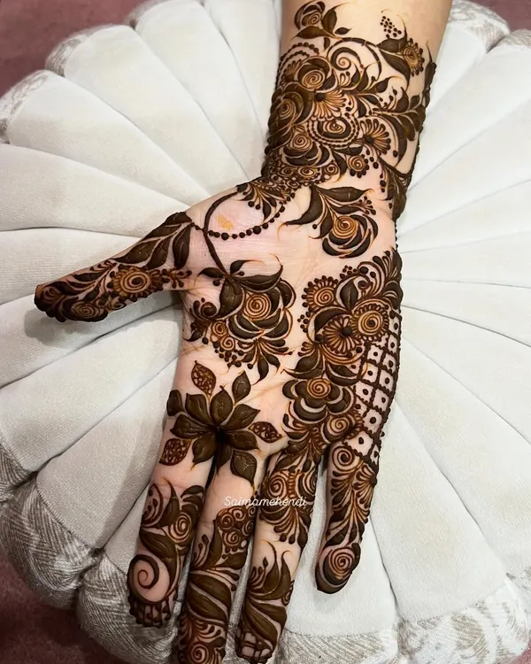 A beautiful Arabic style design on the palm. It features elegant swirls, floral motifs, and a geometric pattern on the side for a modern touch.
