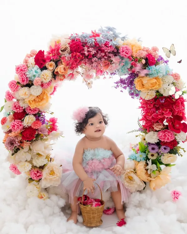 This is the magic I love to create. Here, a sweet baby girl is nestled in a heavenly ring of vibrant flowers, set against a backdrop of soft, dreamy clouds. It’s a perfect example of the whimsical, artistic portraits we can design together in my studio.