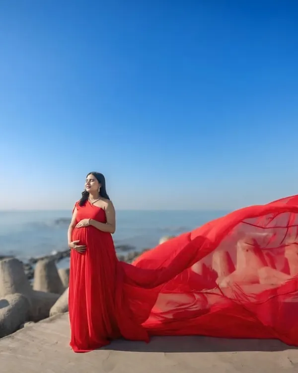 A beautiful maternity shoot against the iconic Mumbai sea link. Our classic red trail gown is a popular choice for moms-to-be who want a bold and beautiful look.