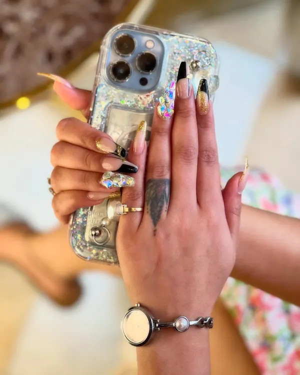Make a statement with our custom 3D nail extensions. This set features a dynamic combination of glossy black, sparkling gold glitter, and an accent nail encrusted with dazzling crystals for a truly show-stopping effect.