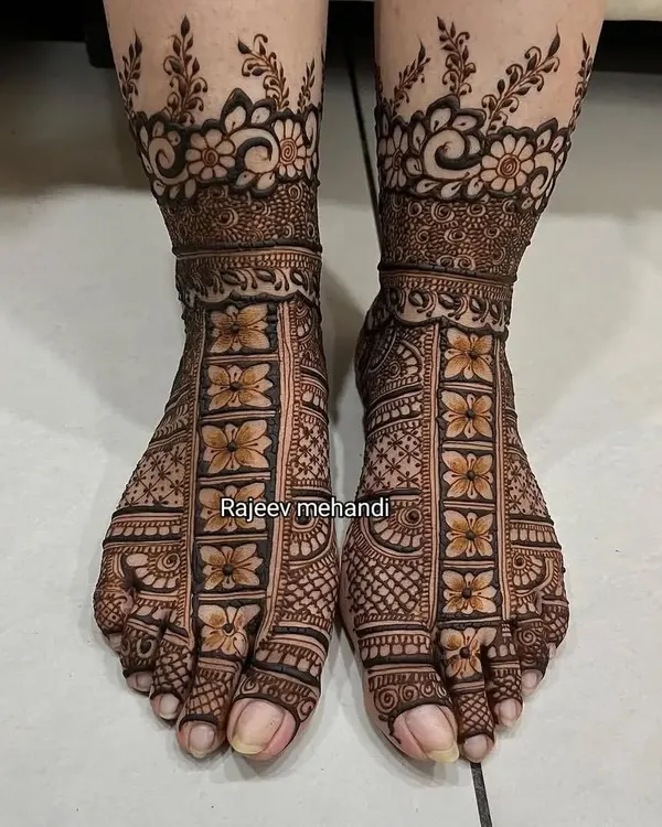 A full-coverage foot design with a beautiful floral jaal pattern. The design extends to the ankle with a delicate floral band.