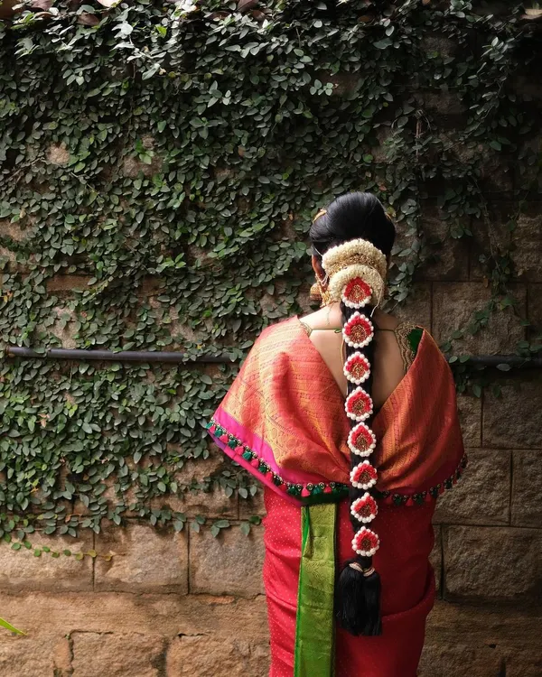 A perfect example of a traditional Poola Jada. This intricate floral braid is a hallmark of South Indian weddings, and I ensure every petal and detail is perfectly in place.