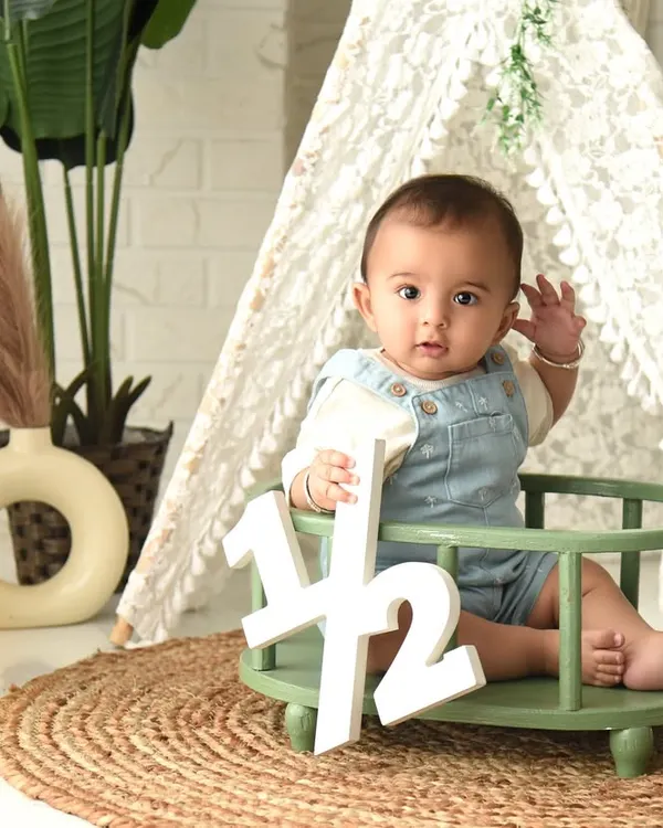 Celebrating the half-birthday milestone! This 6-month sitter session uses a neutral boho setup to keep the focus on your baby's adorable expressions and newfound ability to sit up.