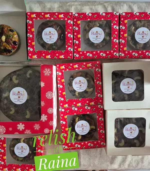 A variety of my Christmas Plum Cakes, packed and ready for dispatch. I offer both alcoholic versions with rum-soaked fruits and non-alcoholic ones soaked in juice.