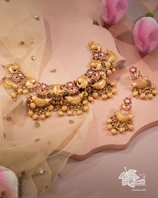 When heritage speaks in gold, elegance listens. This Fusion Temple and Heritage necklace captures the spirit of divine tradition reborn through modern craftsmanship, blending temple motifs with a contemporary choker silhouette.