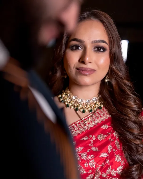 A stunning portrait for a glamorous evening. This look features brown smoked-out eyes, mauve lips, and fresh, dewy skin that catches the light perfectly. It's a diva moment, designed to make you feel your most confident.