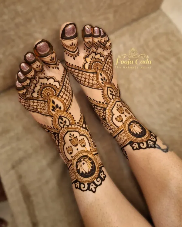 Complete your festive look with stunning feet mehendi. This design features a blend of modern and traditional elements, with delicate lotus motifs and intricate netting patterns that flow beautifully along the foot.