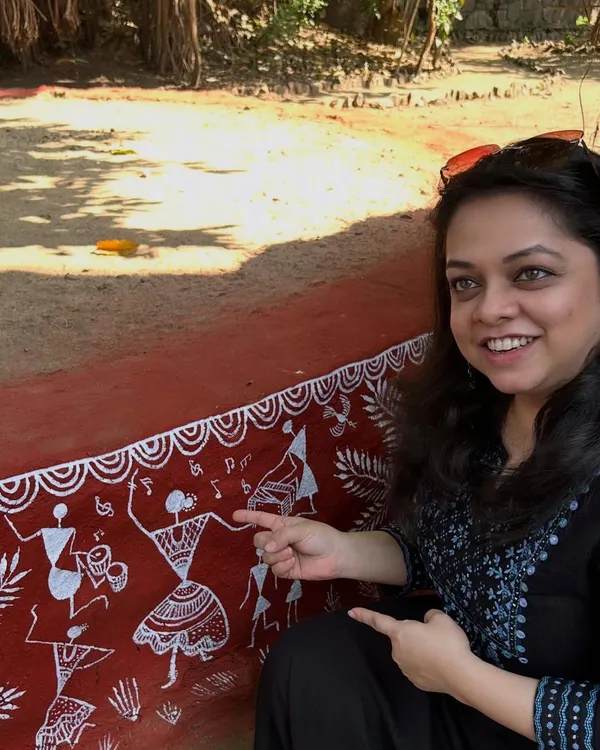 It was a pleasure to be back at Sonave Farms for 'Baithak By The Bakul', an event hosted by Rujuta Diwekar. I was delighted to see this Warli art depicting my performance from the previous year.