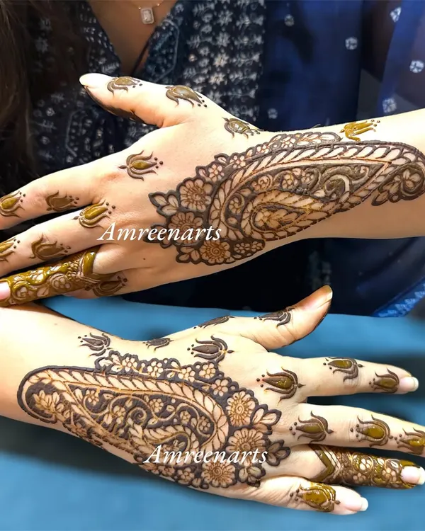A beautiful example of a modern paisley design. This Arabic-inspired pattern flows elegantly along the side of the hand, leaving plenty of open skin for a chic look.
