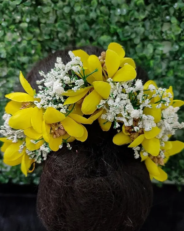 A beautiful hair veni made with bright yellow flowers and delicate white baby's breath. This is the perfect hair accessory for a Haldi ceremony.
