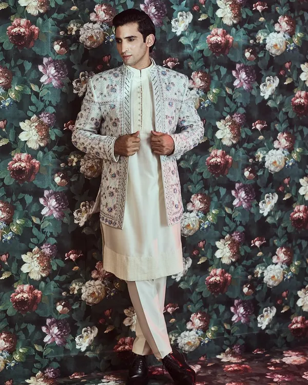 A perfect fusion of styles, this Resham embroidered Indo-Western jacket is paired with a pin-tucked short kurta for a sharp, contemporary ethnic look.