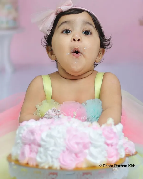 That moment of pure wonder right before the smashing begins. We love capturing these priceless expressions during our first birthday photoshoots.