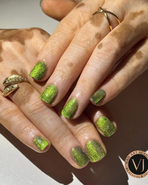 Make a bold statement with these electrifying chrome green glitter nails. The intense sparkle and vibrant color create a magical, eye-catching effect that is perfect for parties and festive events.