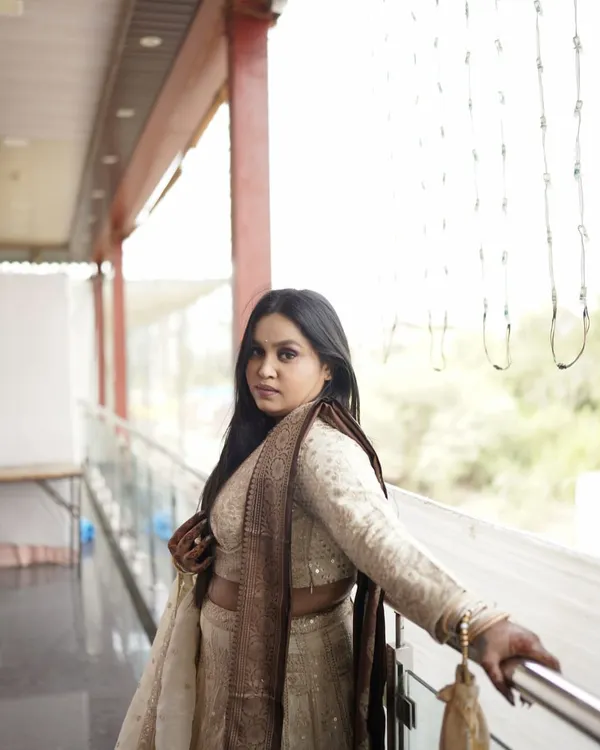 It's not just about the bride. Here is the beautifully styled sister of the bride, looking elegant and ready for the celebrations.