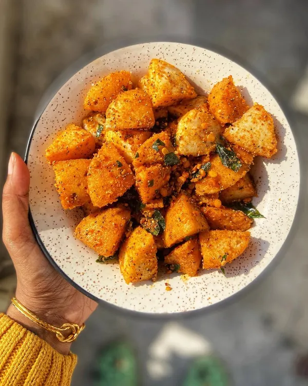 This is what pure happiness looks like on a plate. Our traditional Molgapudi, also known as 'gunpowder', generously sprinkled over soft, warm idlis. It’s a simple, soulful South Indian breakfast that brings back so many memories.