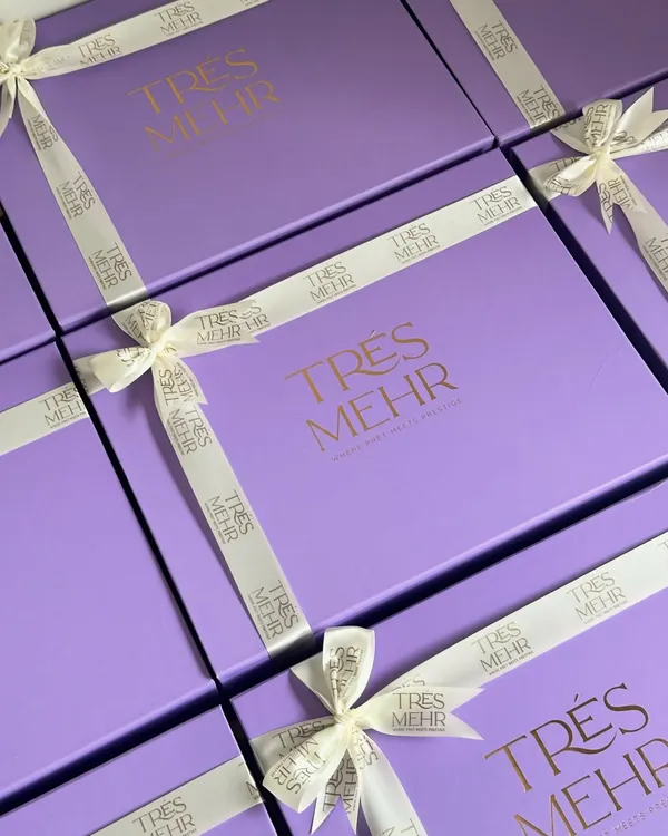 This is what it looks like when we partner with a brand to create something truly special. For this exhibition, we produced hundreds of these elegant lavender boxes, each with custom gold foil branding and a perfectly tied ribbon, ensuring every recipient felt valued.