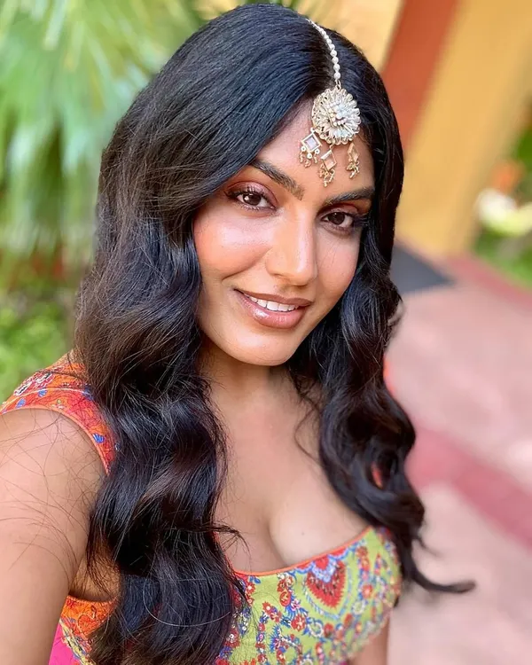Only a teeka can change the entire look of an outfit, do you agree? Our client proves that just one statement piece, like this beautiful Kundan maang tikka, is enough to make your look unforgettable.