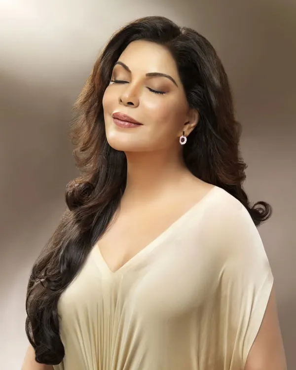 It was a surreal experience to film and shoot with the absolutely beautiful Zeenat Aman for a VLCC campaign. Capturing her serene elegance was a true pleasure.