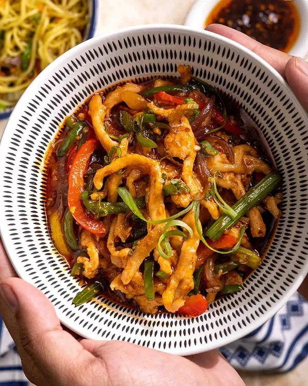 Hearty, wholesome, and delicious. This bowl of Shredded Chicken with Celery and Ginger is a perfect example of the comforting, flavor-packed meals I deliver.