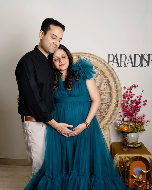 A quiet moment of connection before the baby arrives. Here, the couple shares a gentle embrace in my studio, surrounded by soft light. The focus is on their peaceful anticipation and the love that started it all.