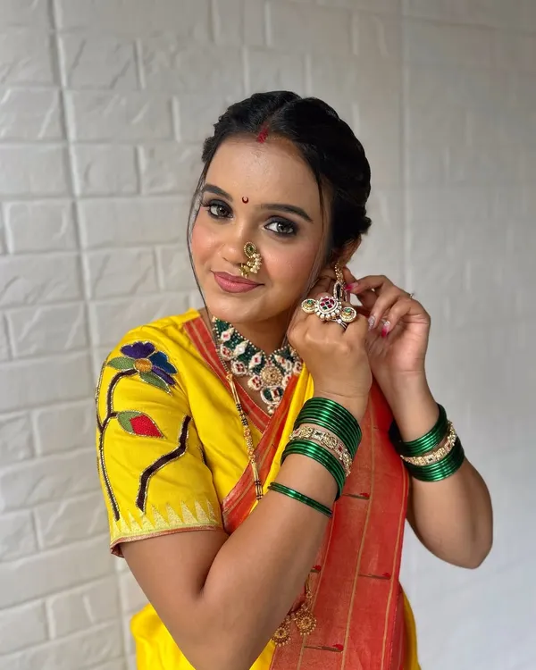 A classic Maharashtrian bridal look. I focused on creating a flawless base, sharp winged eyeliner, and pairing it with a traditional nath and jewelry for an authentic and stunning result.