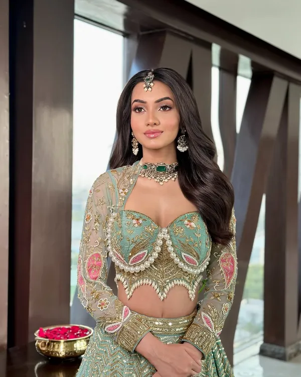 This is one of my most requested looks: soft, glamorous waves. I styled them to have movement and volume, perfectly framing the face and complementing the intricate details of the lehenga. This style is ideal for an engagement or reception, offering a look that is both elegant and modern.