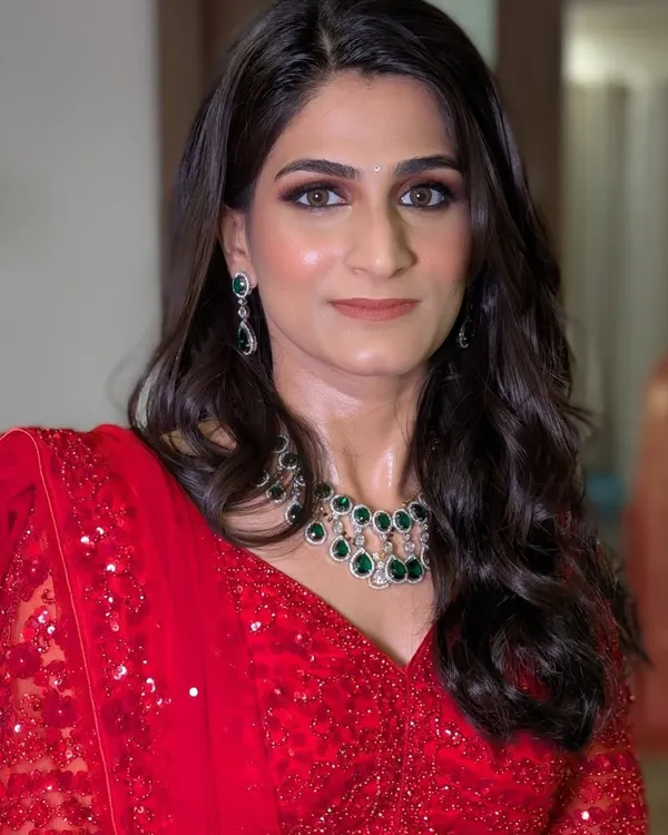 This is the look my clients love the most. A soft, glowing reception makeup that looks flawless both on camera and in person. I focused on creating luminous skin, beautifully defined eyes, and a neutral lip color that enhances my bride Shriya's natural beauty.