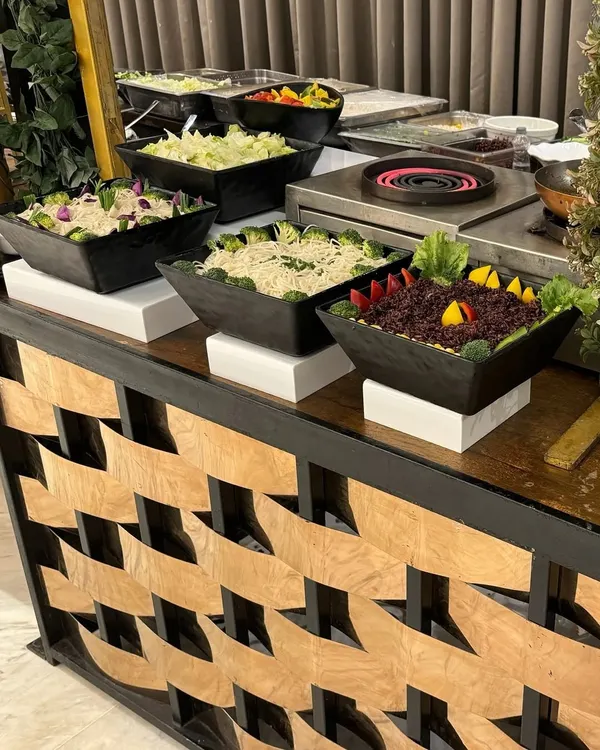 Our live counters are where the magic happens. Here, a variety of fresh salads and stir-fries are prepared to order, filling the air with enticing aromas and providing a dynamic focal point for your event.
