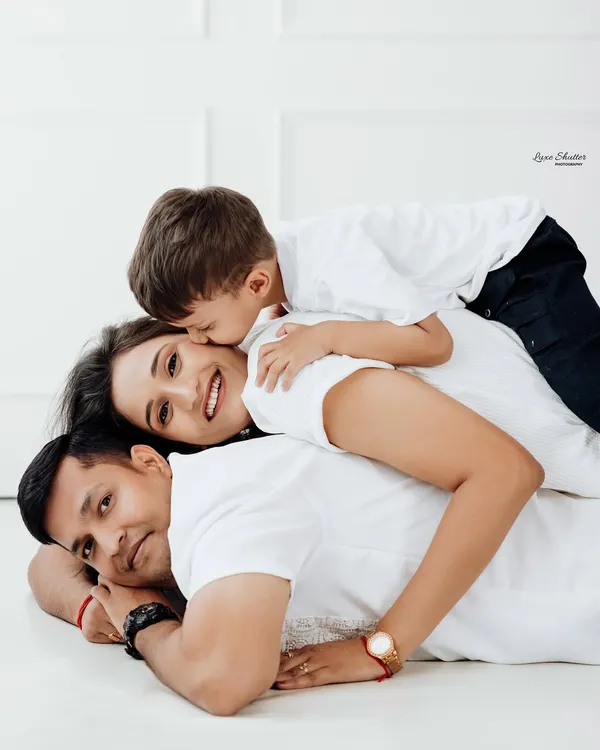 A pile of love! We encourage playful interactions to capture genuine moments like this, creating family photos that are full of warmth and personality.