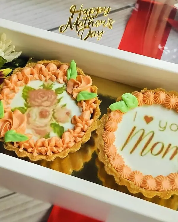 This Chocolate Mini Tart Hamper Box was a special creation for Mother's Day. It includes two custom-decorated chocolate tarts alongside fresh flowers for a beautiful and delicious gift.