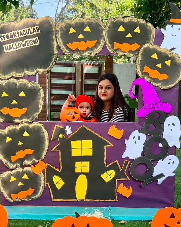 A spooktacular Halloween photo booth ready for memories. I create fun, themed corners like this for families to capture the joy of the day.