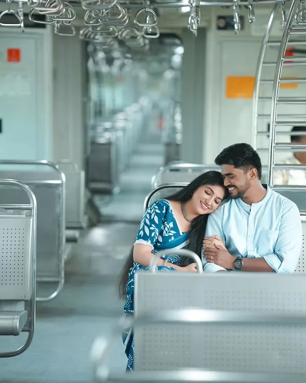 A quiet moment of connection amidst the journey. Using a Mumbai local train as our setting, I captured this intimate portrait for Veeral and Tavan. It shows that beautiful pre-wedding photos can be created anywhere, telling a story that is uniquely yours.