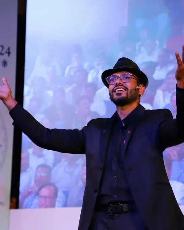 This is the moment of pure astonishment we strive for in every keynote. On stage, we use grand gestures and captivating illusions to hold the attention of everyone in the room, ensuring our message about creativity and perception is not just heard, but felt.