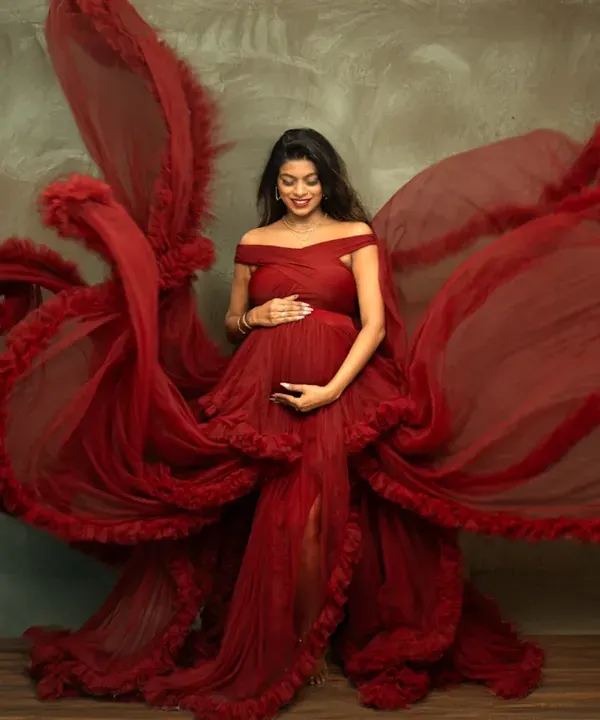 This is what a dream maternity shoot looks like. I love using flowing fabrics to create dramatic, breathtaking portraits that celebrate your strength and beauty. This is a popular choice for my studio sessions in Gurgaon.