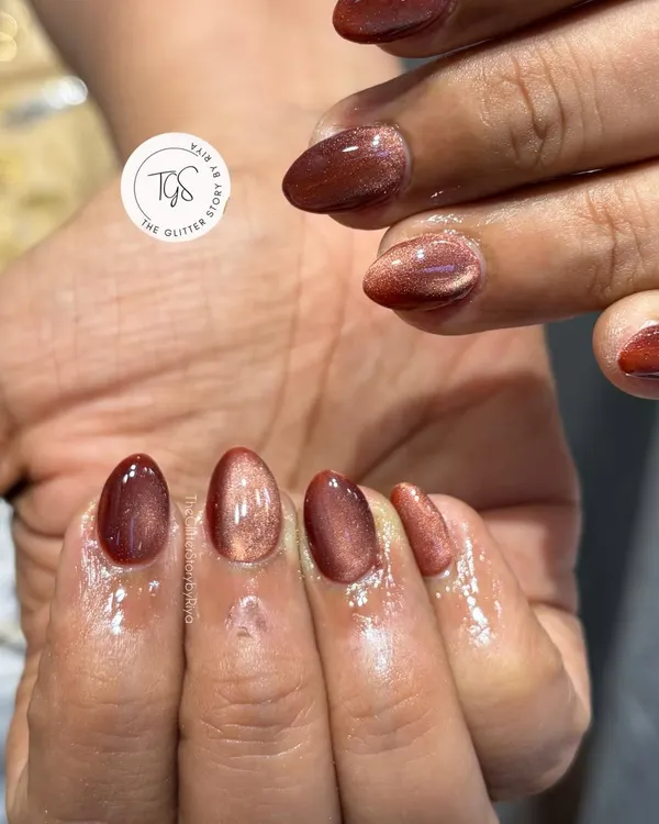 A different angle of the popular russet cat-eye gel polish. You can see how the magnetic shimmer creates a beautiful light-reflecting band across the nail.