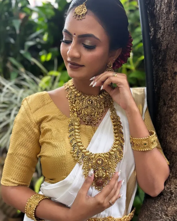 The elegance of a South Indian bride is unmatched. We focus on achieving that classic glow with temple jewellery and a traditional saree.
