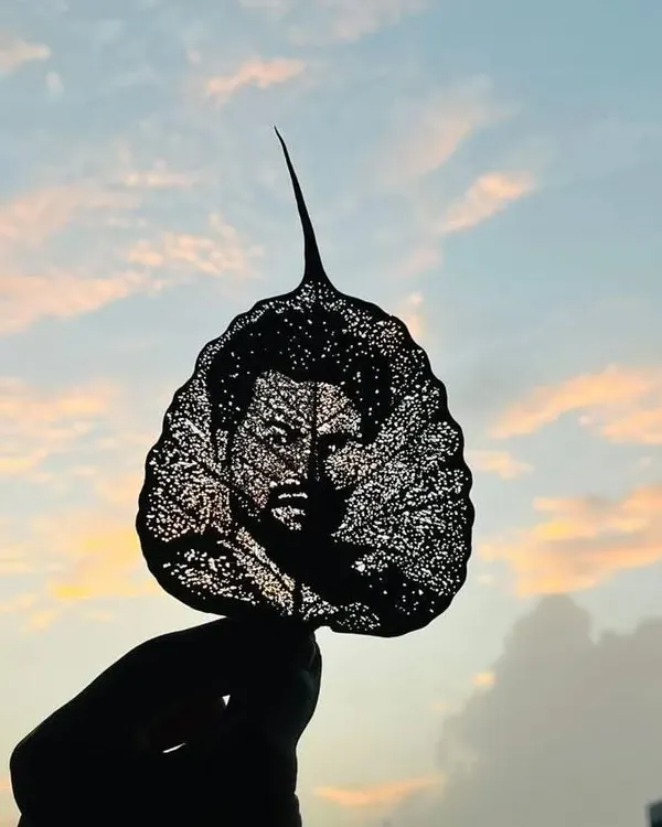 This is a close-up of a highly detailed portrait I carved. By carefully working with the leaf's delicate structure, I can achieve a textured, almost photorealistic effect that makes for a very special personalized gift.