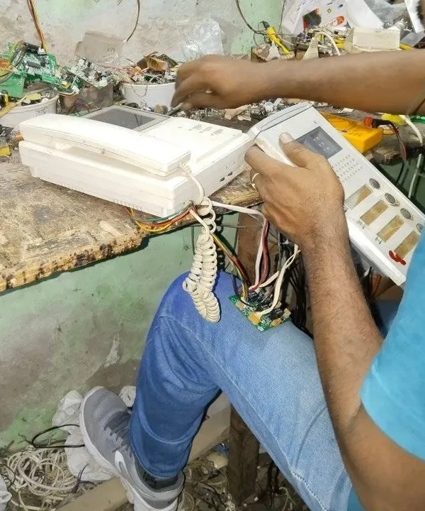Here I am working on the internal circuit of a video intercom. Many technicians will tell you to throw it away, but I can often repair the device at the component level, which saves you a lot of money.