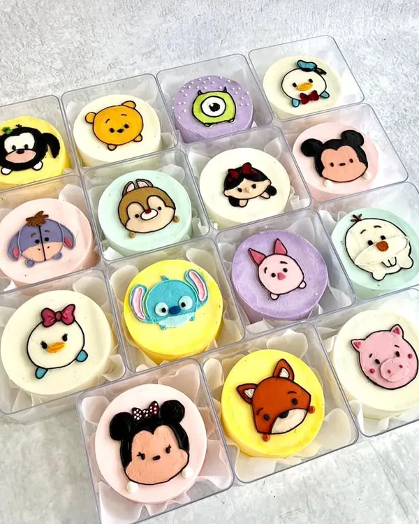 The Tsum Tsum collection was one of my favourite bento cake themes to work on. Each character is so cute and round, they are perfect for these mini cakes. This set includes Stitch, Piglet, Mickey, and more.