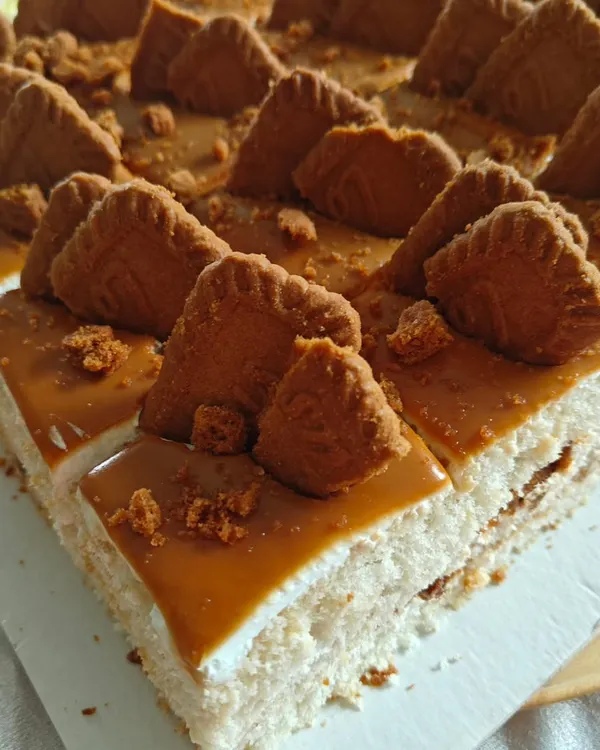 Our famous Lotus Biscoff flavour, available as a convenient pastry slice. It has all the creamy, crunchy goodness of the full cake in a perfect individual portion.