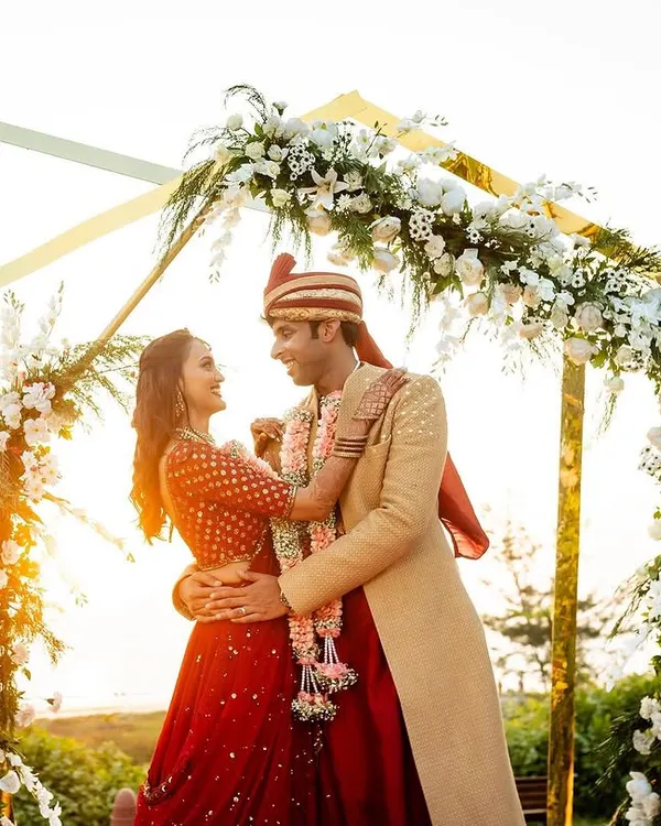A golden hour Varmala ceremony we planned in Goa. The modern floral arch against the setting sun and the sea created an absolutely breathtaking backdrop for Aeshna and Anirudh's special moment.